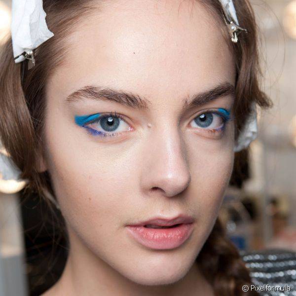 Cores parecidas, como o azul e o roxo, também podem criar uma combinação interessante na maquiagem